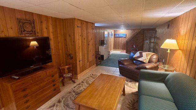 9 Vanguard Ln, Longmeadow, MA 01106