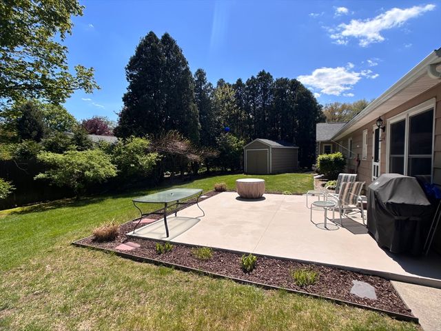 9 Vanguard Ln, Longmeadow, MA 01106