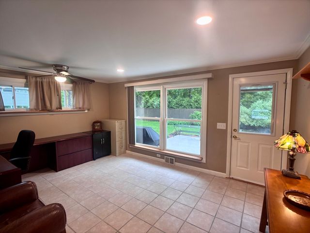 9 Vanguard Ln, Longmeadow, MA 01106