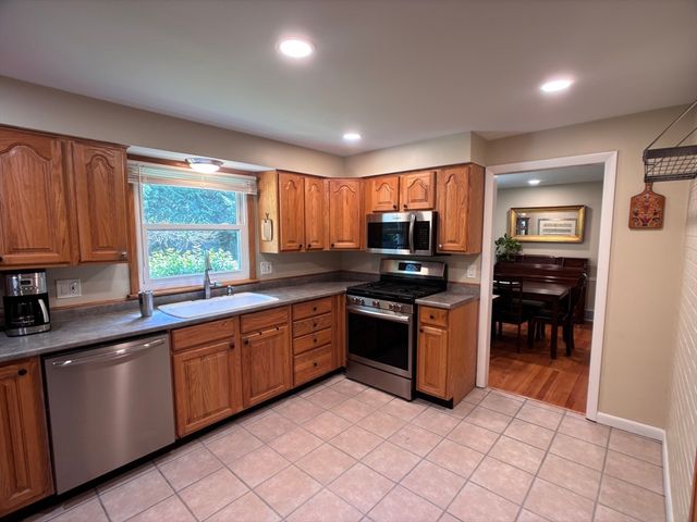 9 Vanguard Ln, Longmeadow, MA 01106