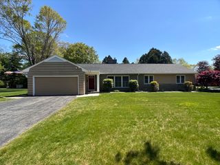 9 Vanguard Ln, Longmeadow, MA 01106