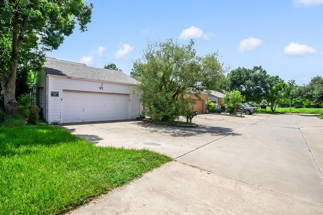62 Chervil Common, Lake Jackson, TX 77566