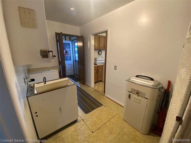 22665 Cloverlawn Street, Taylor, MI 48180