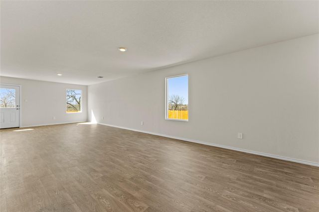 410 WILD GOOSE DR, Luling, TX 78648