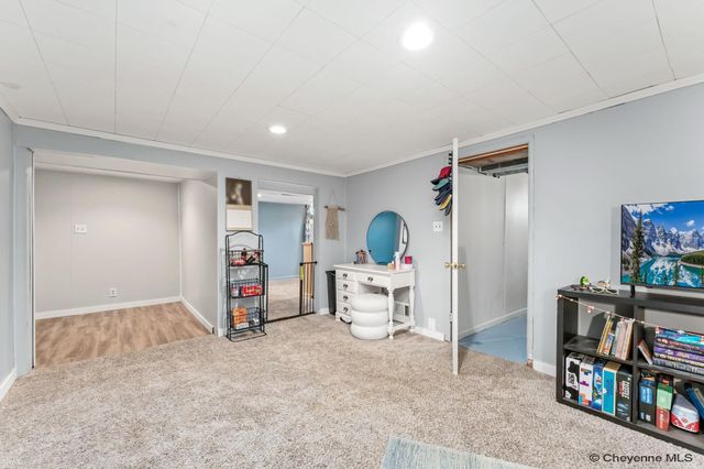 2960 HENDERSON DR, Cheyenne, WY 82001