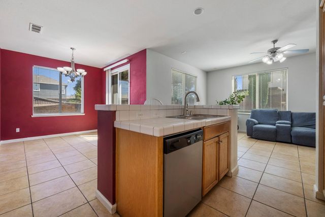 1612 Hearthsong Dr, Manteca, CA 95337
