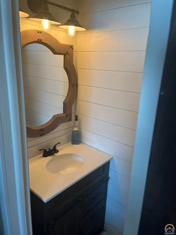 4001 SW 33rd TER, Topeka, KS 66614