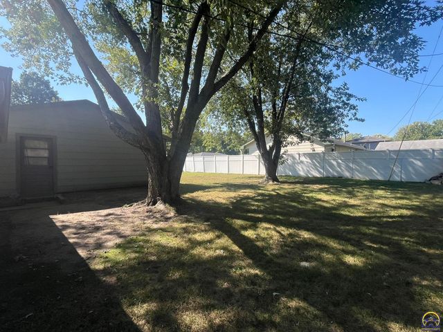 4001 SW 33rd TER, Topeka, KS 66614