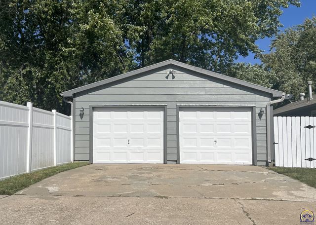 4001 SW 33rd TER, Topeka, KS 66614