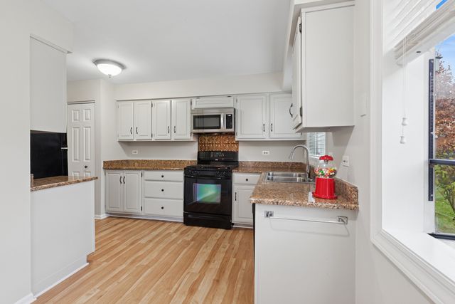 724 Maplewood Court 34-B, Willowbrook, IL 60527