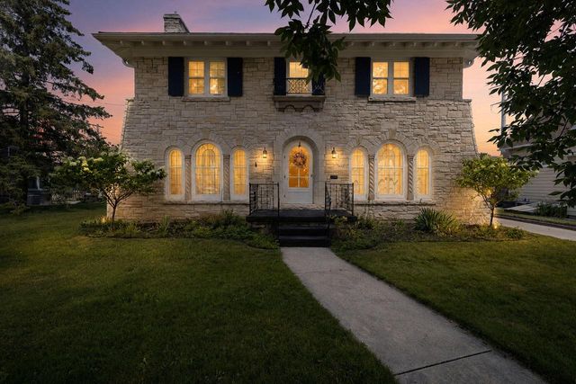 208 W Chestnut STREET, Port Washington, WI 53074
