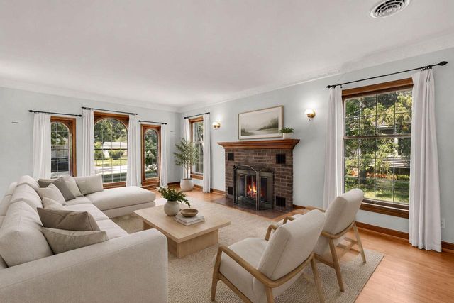 208 W Chestnut STREET, Port Washington, WI 53074