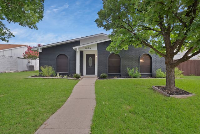 1806 Natchez Court, Grand Prairie, TX 75052