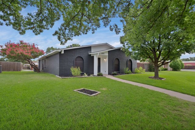 1806 Natchez Court, Grand Prairie, TX 75052