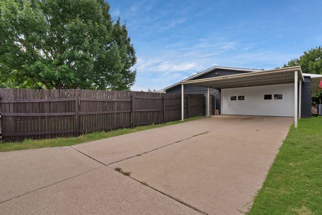 1806 Natchez Court, Grand Prairie, TX 75052