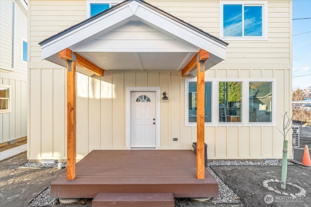 409 E Okanogan Avenue, Chelan, WA 98816