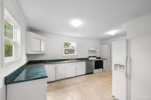 208 Berry Rd, Pensacola, FL 32507