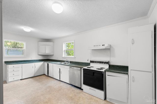 208 Berry Rd, Pensacola, FL 32507