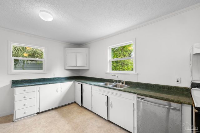 208 Berry Rd, Pensacola, FL 32507