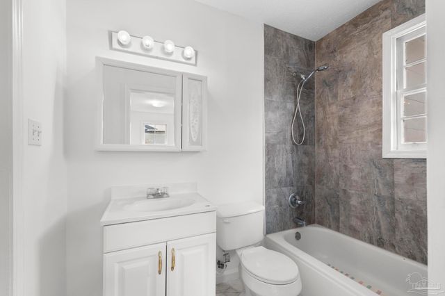 208 Berry Rd, Pensacola, FL 32507