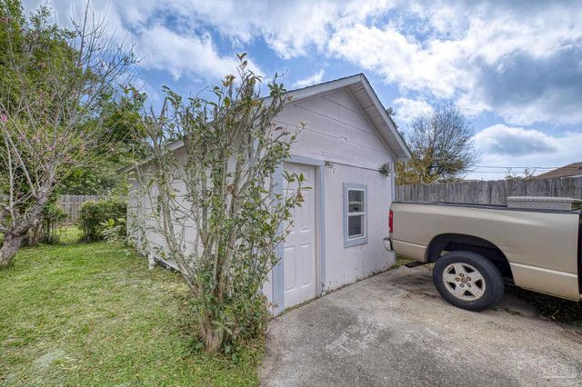 208 Berry Rd, Pensacola, FL 32507