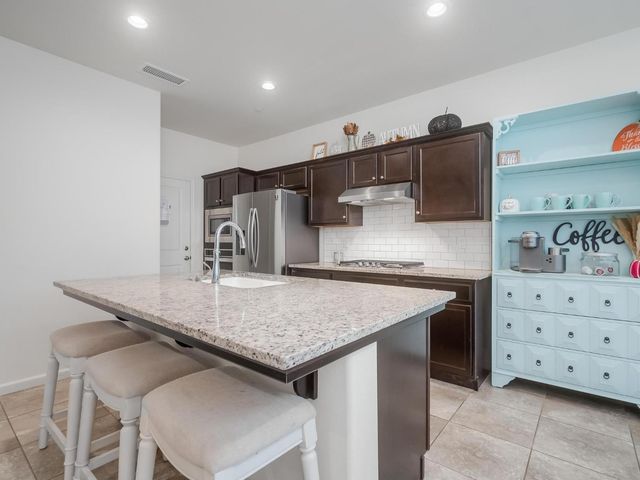 6280 E Valley Edge Dr, Fresno, CA 93727