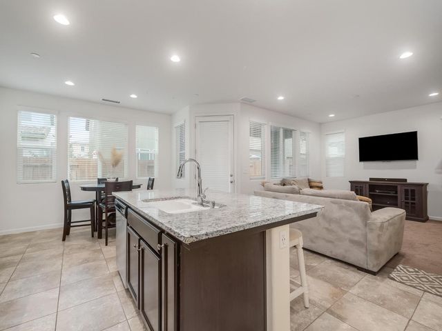 6280 E Valley Edge Dr, Fresno, CA 93727