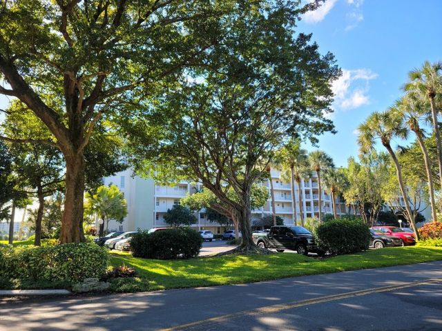 3150 N Course Lane, Pompano Beach, FL 33069