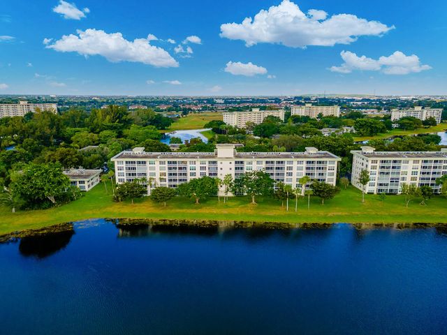3150 N Course Lane, Pompano Beach, FL 33069