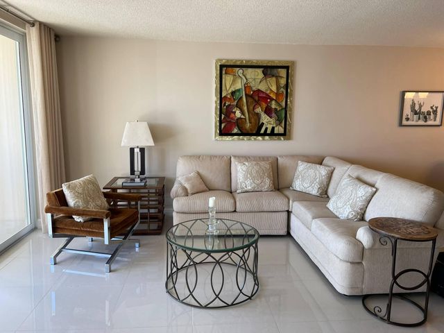 3150 N Course Lane, Pompano Beach, FL 33069