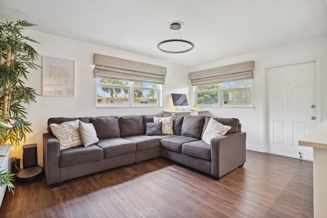 306 NE 1st Avenue 210, Boynton Beach, FL 33435