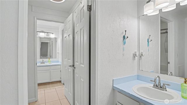 247 S 328th Lane, Federal Way, WA 98003