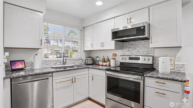247 S 328th Lane, Federal Way, WA 98003