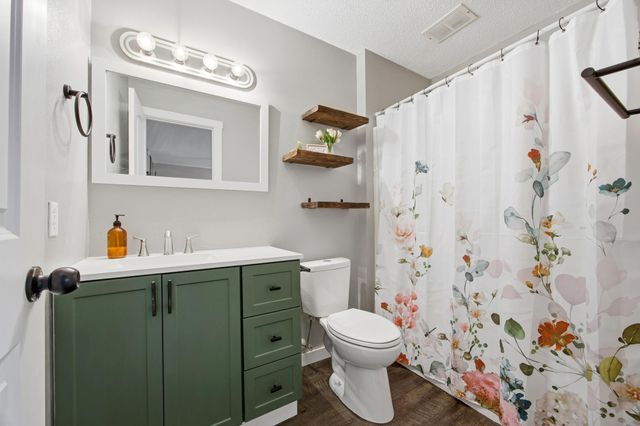 4704 8th Avenue S, Fargo, ND 58103