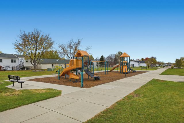 4704 8th Avenue S, Fargo, ND 58103