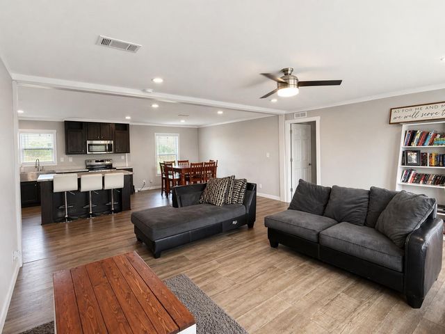 402 Lisa Mae Road, Bellville, TX 77418