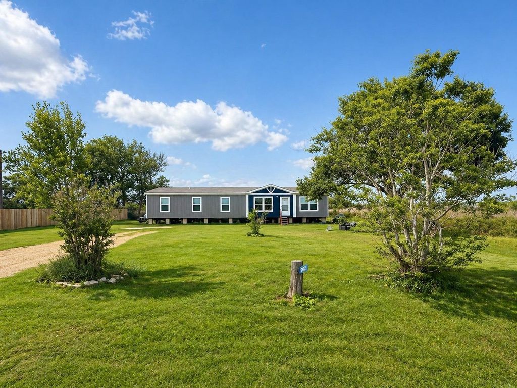 402 Lisa Mae Road, Bellville, TX 77418