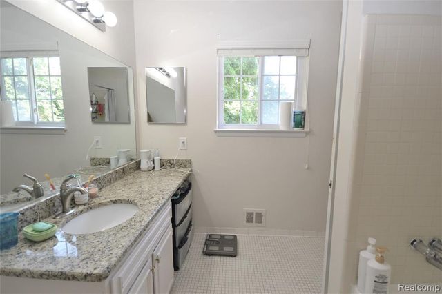 559 Fox Hills Drive, Bloomfield Hills, MI 48304