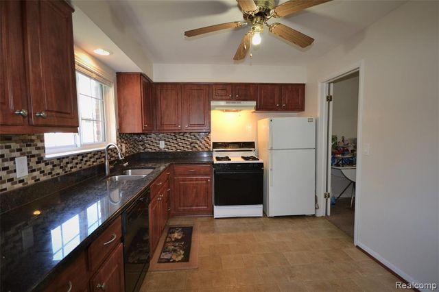 559 Fox Hills Drive, Bloomfield Hills, MI 48304