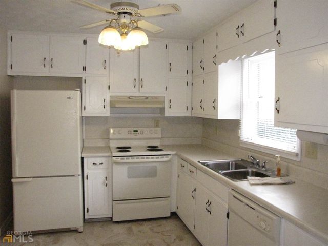 445 Williamsburg Way, Fayetteville, GA 30215