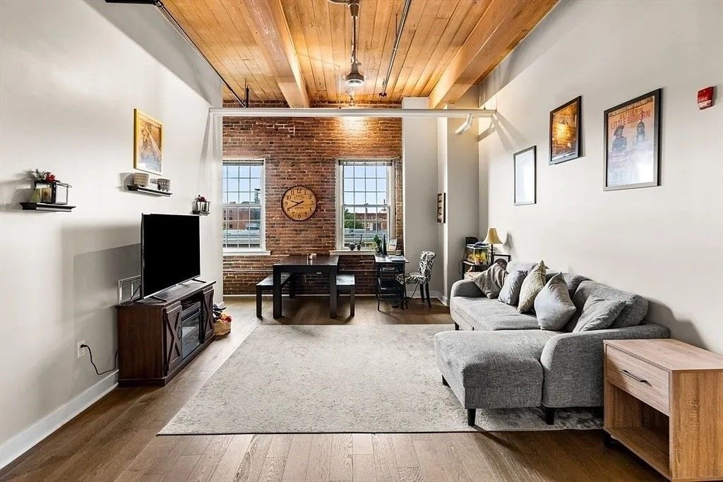 130 John St 459, Lowell, MA 01852