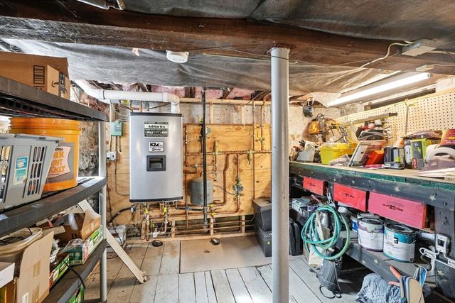 81 Glenwood St, Lynn, MA 01902