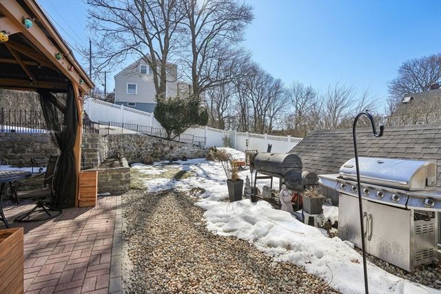 81 Glenwood St, Lynn, MA 01902