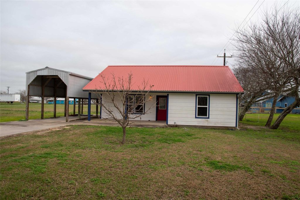 203 S Gisler Street, Austwell, TX 77950