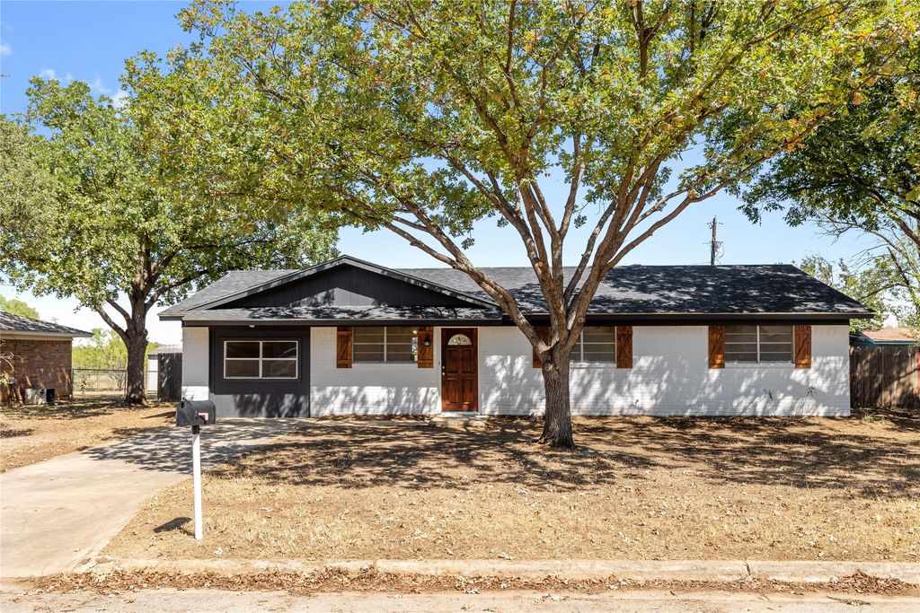 3818 Crestridge Drive, Brownwood, TX 76801