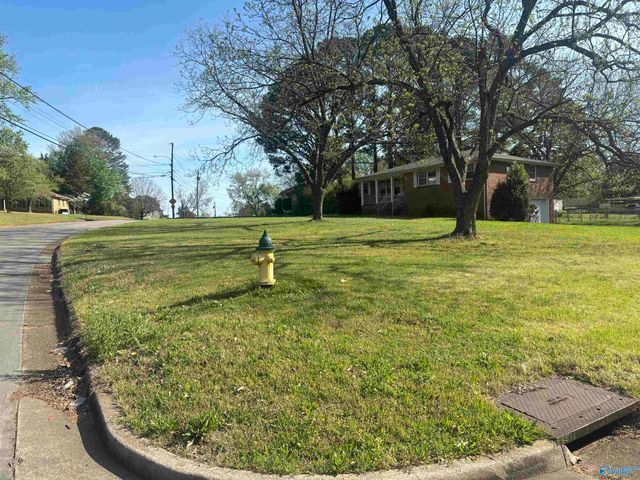 1100 NW Brookmeade Street, Huntsville, AL 35816