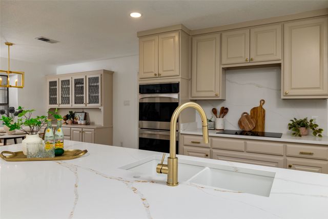 21 Cliffside Drive, Edgecliff Village, TX 76134