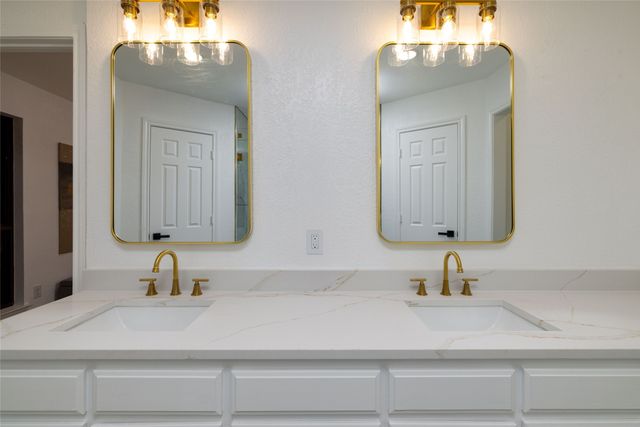 21 Cliffside Drive, Edgecliff Village, TX 76134