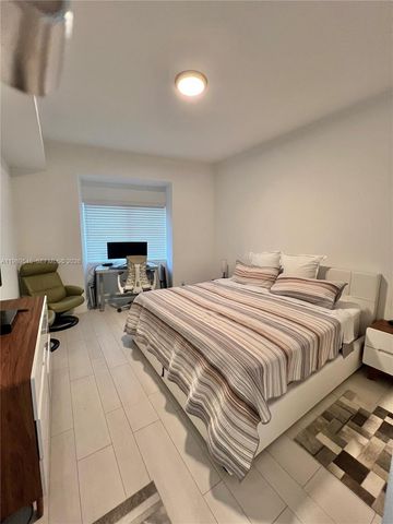 1100 Biscayne Blvd 5804, Miami, FL 33132