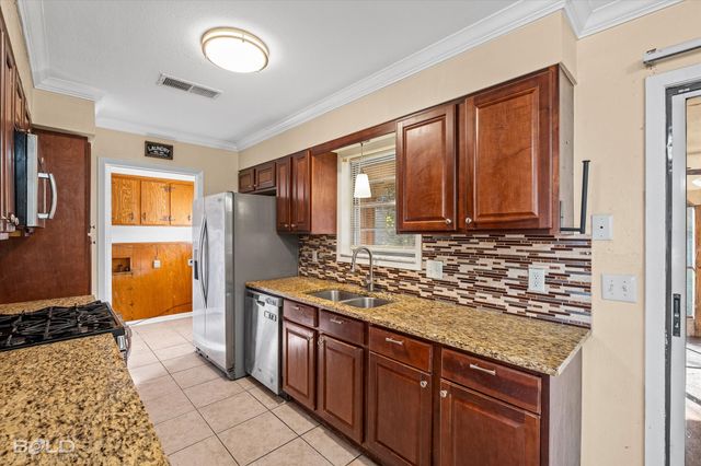 2710 Higgins Street, Shreveport, LA 71104